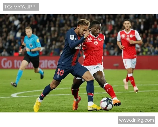 巴黎圣日耳曼胜里昂，法甲积分榜再次领先，射手梅开二度帮助球队逆转胜利