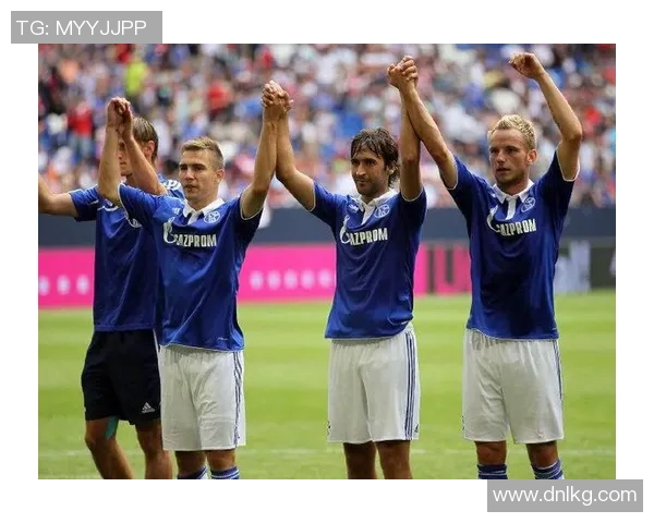 沙尔克04逆袭险胜，登顶德甲榜首！